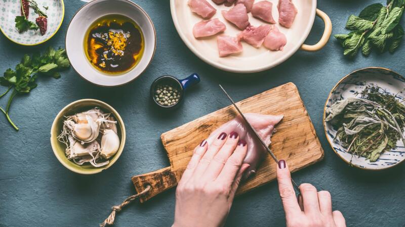 Boloňské ragú z kuřecího masa se špagetami, strouhaný parmezán